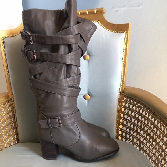 Journee Collection, gray faux leather, rounded toe, zip up heeled boots size 8 - Picture 3 of 12